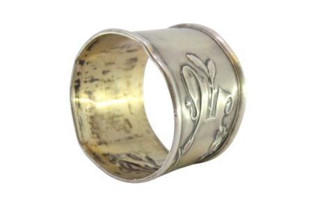 Argola de guardanapo em prata com relevos envolvendo cartela para monograma.